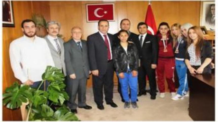 F.Ü Bilek Güreşi Bayan takımı rektörü ziyaret