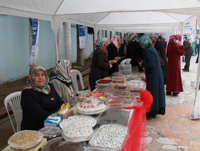 Etkin Kadınlardan Üniversiteli Kız Öğrenciler Için Kermes