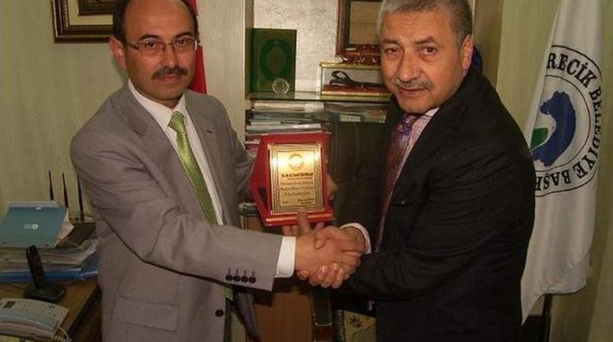Birecik Belediye Başkanı Pınarbaşı&rsquo;na Teşekk&uuml;r Plaketi
