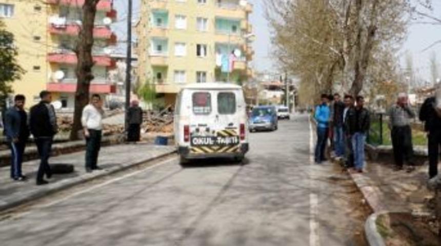 Servis Minibüsü 4 Yaşındaki Çocuğa Çarptı