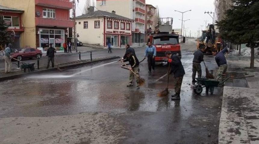Sarıkamış&rsquo;ta İtfaiye Ekipleri Yolları Yıkadı