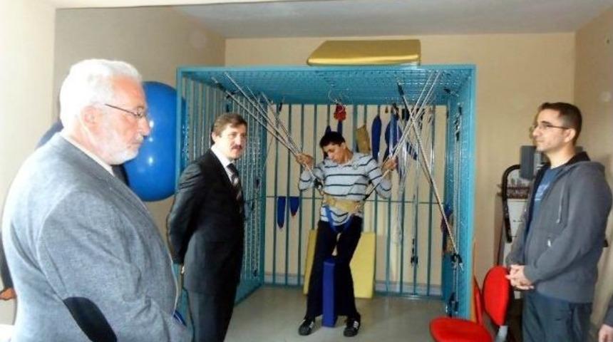 Rekt&ouml;r &Ccedil;apoğlu&rsquo;ndan Kızılay Rehabilitasyon Merkezi&rsquo;ne Ziyaret