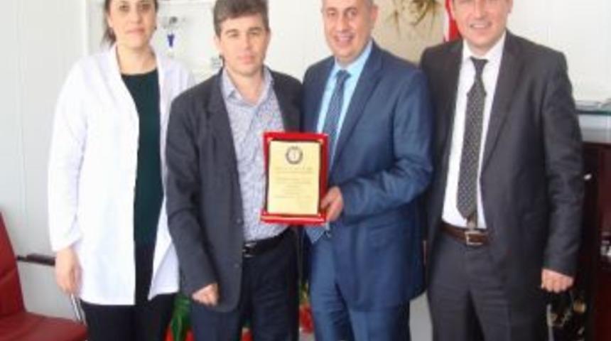 Sağlık-sen&rsquo;den Başhekim Erişmiş&rsquo;e Plaket