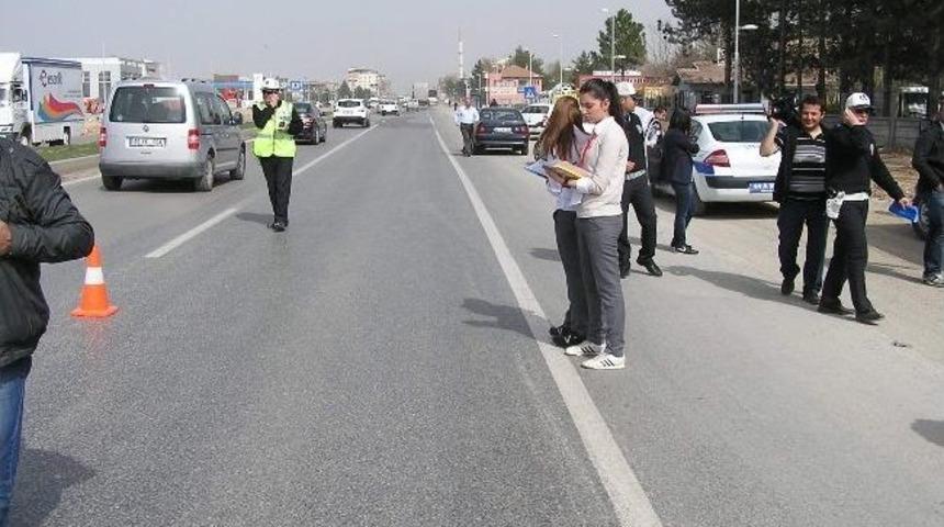 &Ouml;ğrenciler Emniyet Kemeri İstatistiği Yapıyor