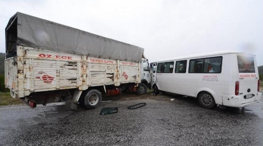 Yağmur Kaza Getirdi; 8 Yaralı