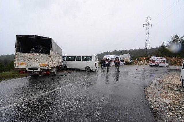 Yağmur Kaza Getirdi; 8 Yaralı