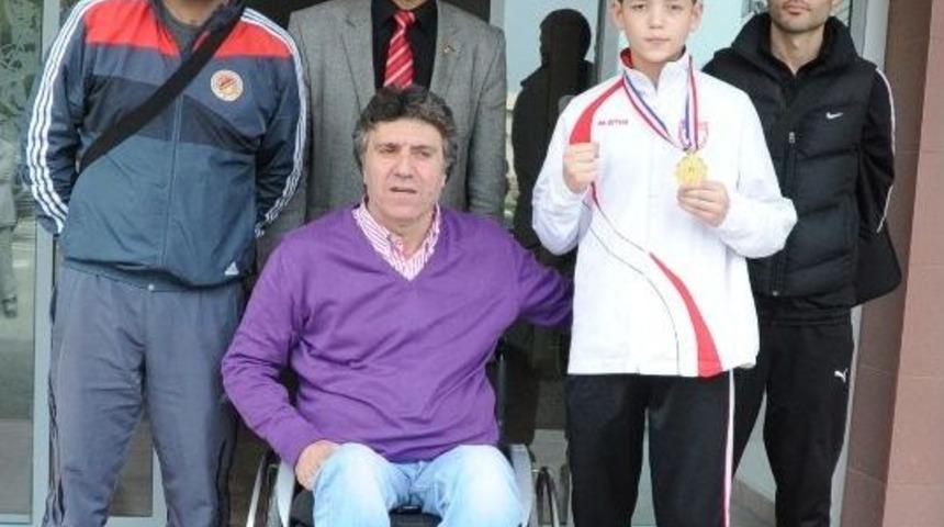 Emin Kar, Şampiyon Boks&ouml;r&uuml; Ve Hocalarını Kutladı