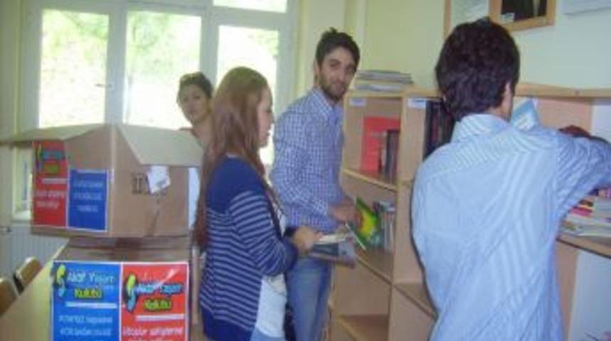 &Uuml;niversite &Ouml;ğrencileri K&ouml;y Okulları I&ccedil;in Kapı Kapı Dolaşıp Kitap Topluyor