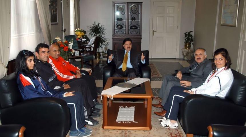 Şampiyon Boks&ouml;rlerden Vali Şahin&rsquo;e Ziyaret