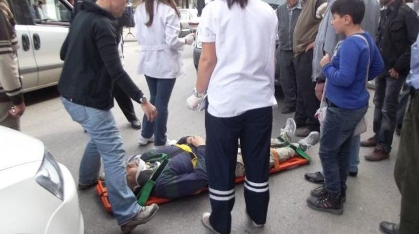 Karşıdan Karşıya Ge&ccedil;erken Otomobil &Ccedil;arptı