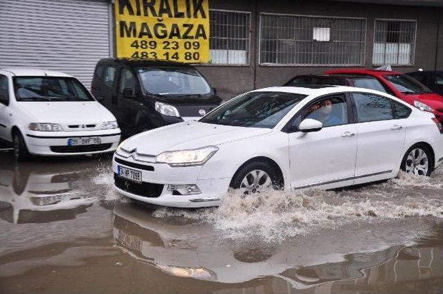 İzmir’de Yağmur Sokakları Göle Çevirdi