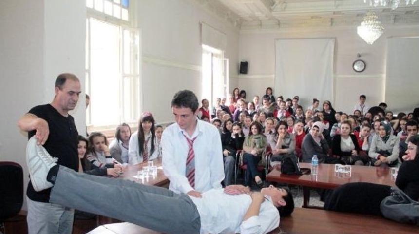 Gen&ccedil;lerle Tiyatro S&ouml;yleşilerinin Birincisi Yegal'de Başladı