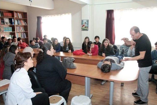 Gençlerle Tiyatro Söyleşilerinin Birincisi Yegal'de Başladı