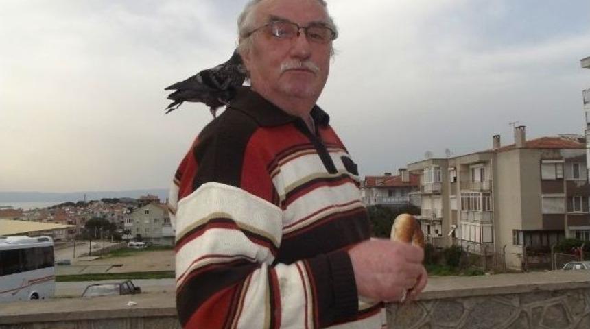 Yazdığı Şiirleri Kuşuna Okuyor