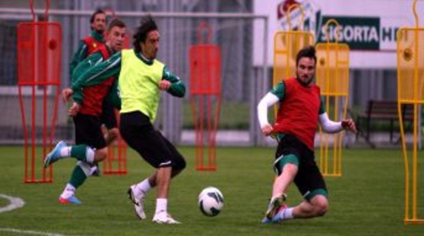 Bursaspor, Beşiktaş Ma&ccedil;ı Hazırlıklarını Yağmur Altında S&uuml;rd&uuml;rd&uuml;