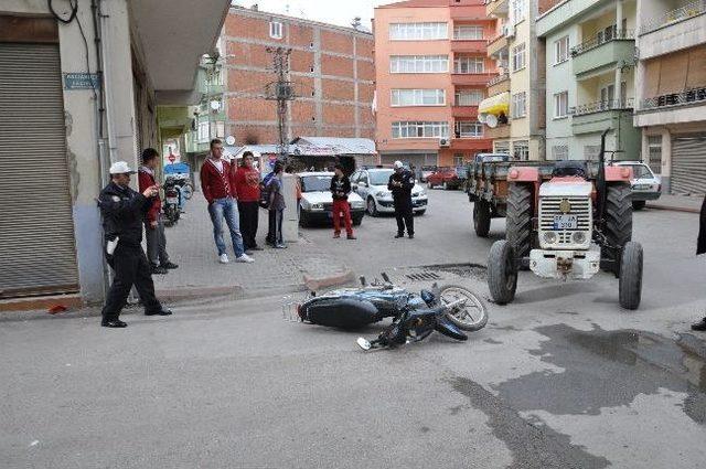 Traktörle Motosiklet Çarpıştı: 1 Yaralı