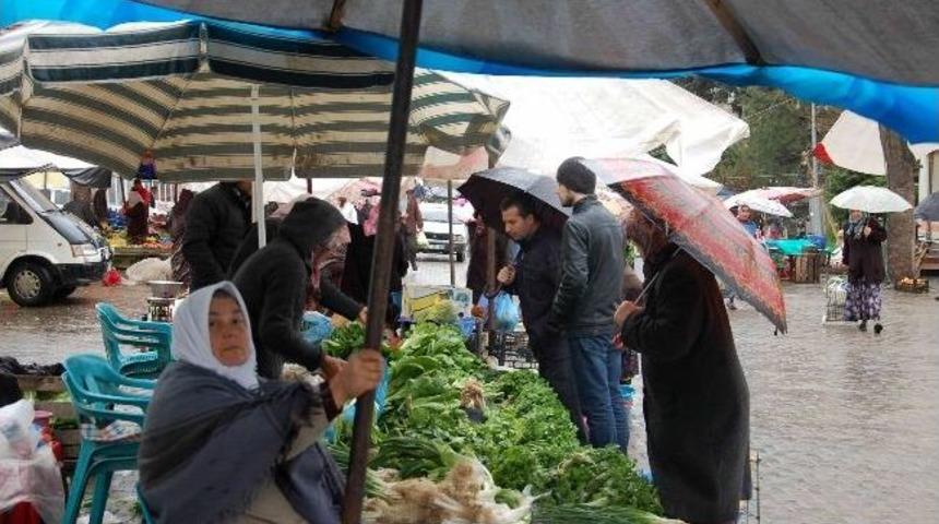Yağmur Simav&rsquo;da Pazarcıları Fena Vurdu