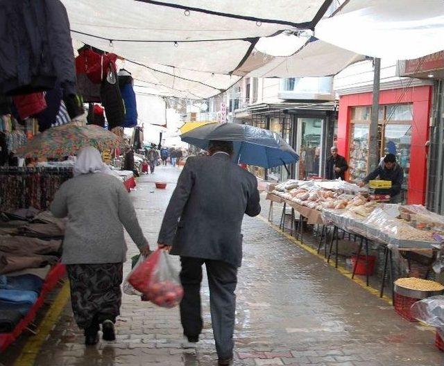 Yağmur Simav’da Pazarcıları Fena Vurdu