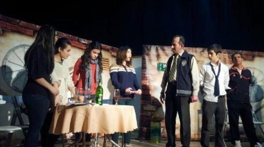 Uyuşturucu İle M&uuml;cadeleye Tiyatro Desteği