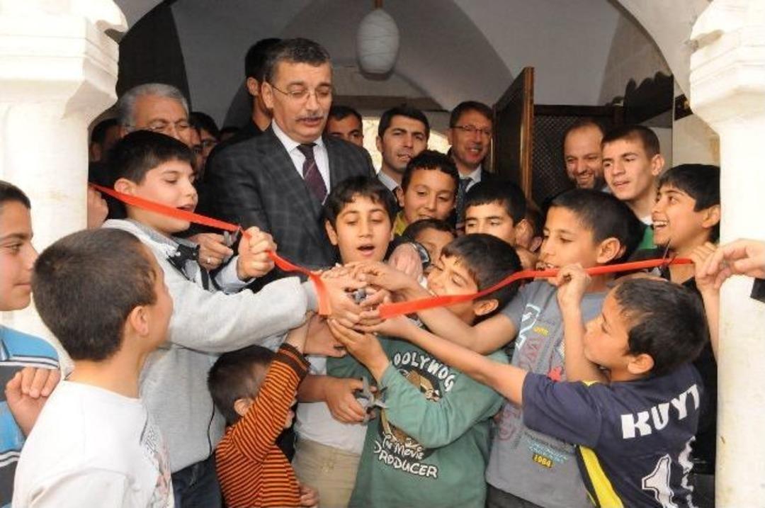 Vali G&uuml;ven&ccedil;, Et&uuml;t Merkezinin A&ccedil;ılışını &Ccedil;ocuklarla Yaptı