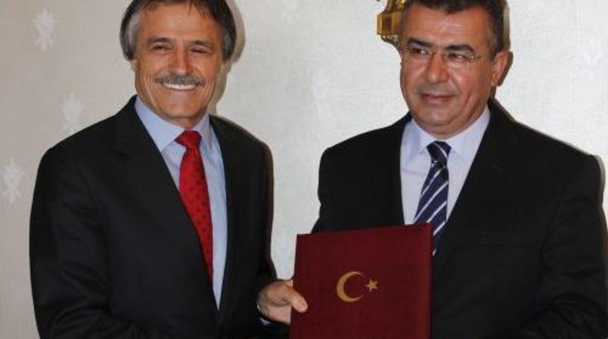 Hataylı Hayırseverlerin Eğitime Katkısı S&uuml;r&uuml;yor