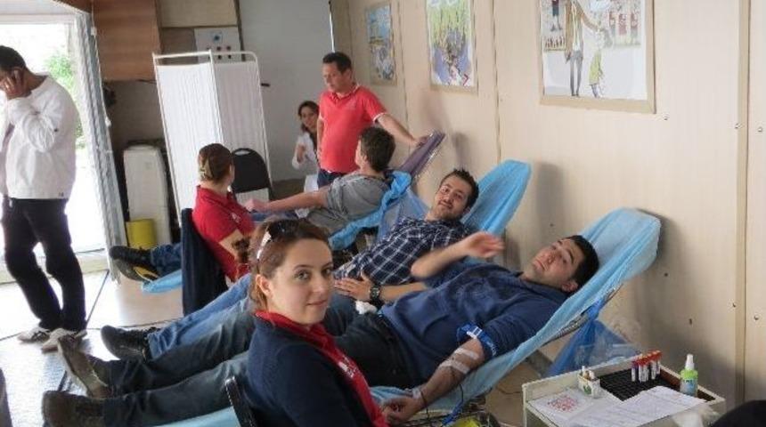 Polisler Ve Thk &Uuml;niversitesi Gen&ccedil;lerinden Kızılay&rsquo;a Kan Bağışı