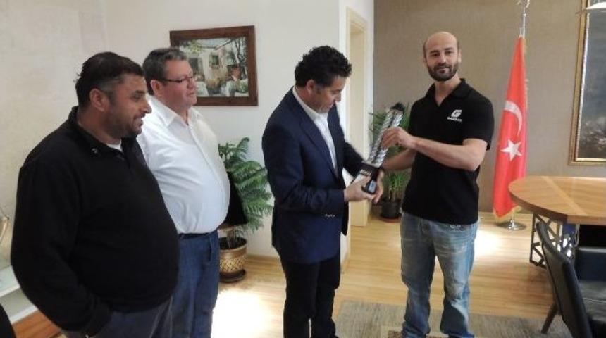 Enduro Şampiyonu, Kazandığı Kupayı Kocadon'a Verdi