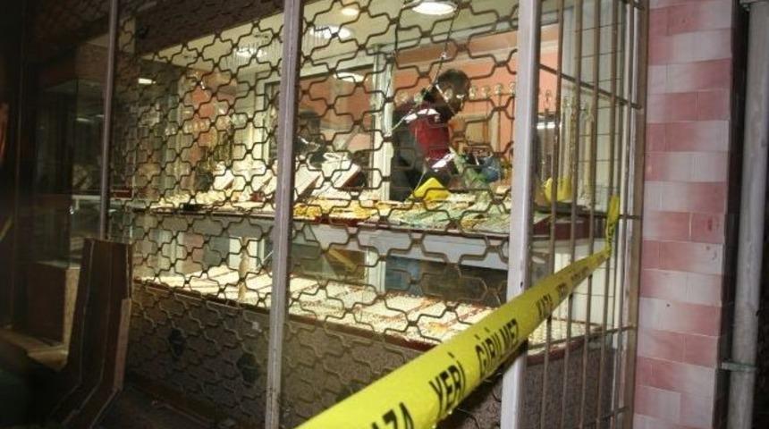 350 Gram Altını &Ccedil;alıp Kayıplara Karıştılar