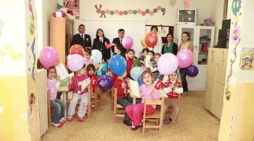 Polisten Sel&ccedil;uklu Miniklere Hediye