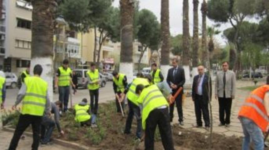 Meslek Lisesi &Ouml;ğrencileri Parkları &Ccedil;i&ccedil;eklendirdi
