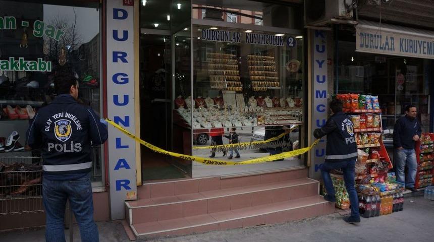 Kuyumcudan 20 Bin Liralık Altınları Kapıp Ka&ccedil;tı