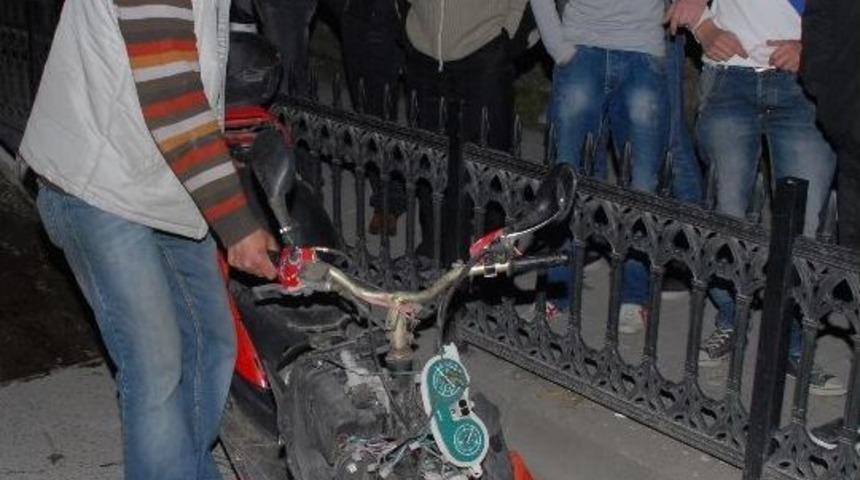 Motosiklete &Ccedil;arpan Otomobil Otob&uuml;s Durağına Girdi: 3 Yaralı