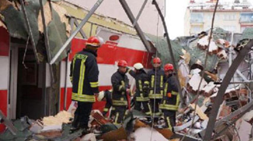 Okulun &ccedil;atısı kantinin &uuml;zerine &ccedil;&ouml;kt&uuml;; 1 &ouml;l&uuml;, 6 yaralı