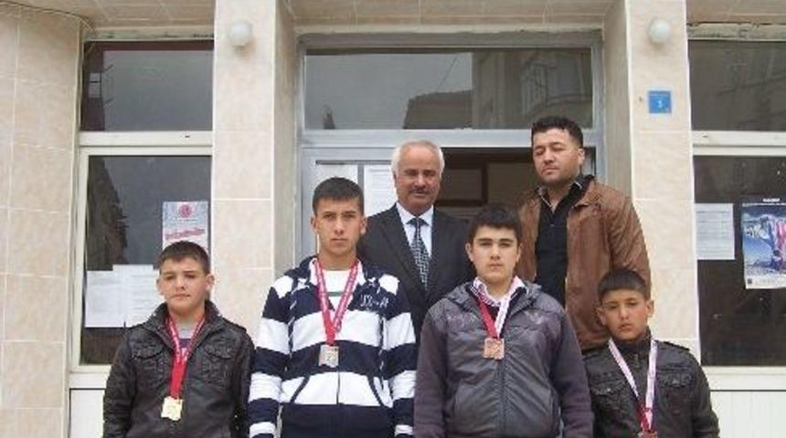 Korkuteli'nde D&ouml;rt Madalya İle D&ouml;nd&uuml;ler