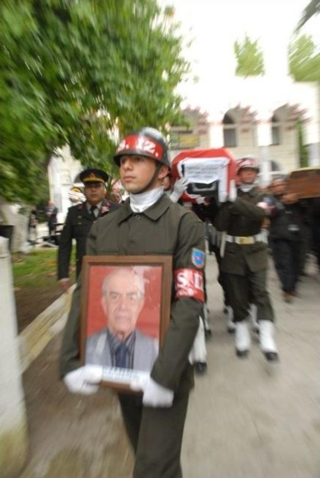 Emekli Deniz Baş&ccedil;avuşu Son Yolculuğuna Askeri T&ouml;renle Uğurlandı