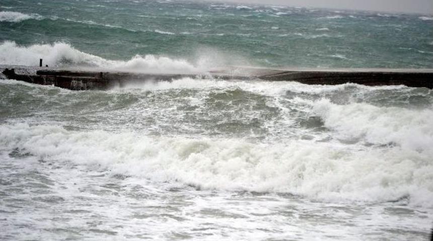 Fırtına &Ouml;n&uuml;ne Geleni S&uuml;r&uuml;kledi