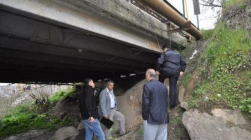 Alaplı'da K&ouml;pr&uuml;den ge&ccedil;en telefon kablosunu &ccedil;aldılar