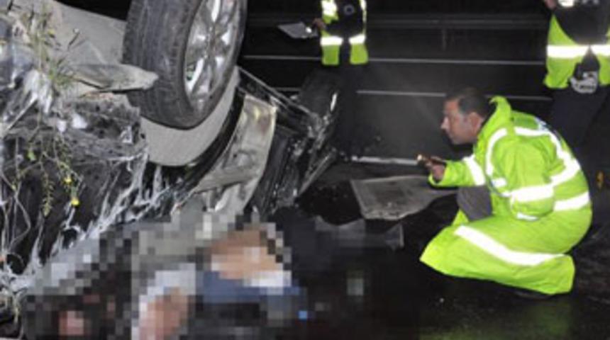 Otomobil takla atıp ters d&ouml;nd&uuml;: 2 &ouml;l&uuml;