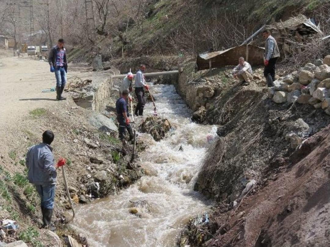 Şemdinli Belediyesi'nden Temizlik &Ccedil;alışmaları
