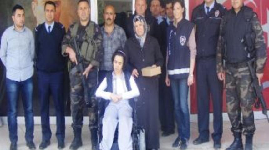 Polisten Halime'ye Ak&uuml;l&uuml; Tekerlekli Sandalye