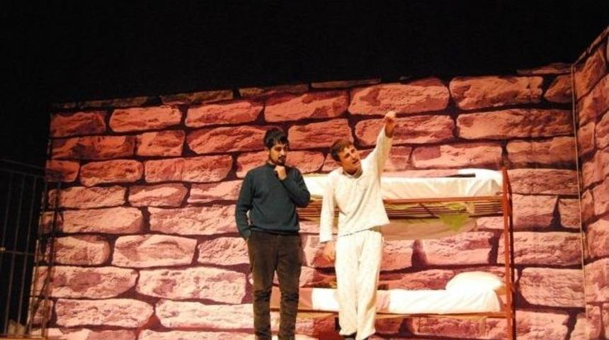 Tatvan&rsquo;da &ldquo;bir İshaksın Bir Cemil&rdquo; Oyunu Sahnelendi