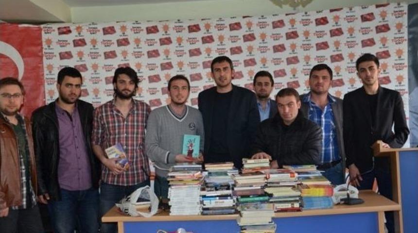 Ak Parti Bayburt Gen&ccedil;lik Kollarından Kitap Yardımı