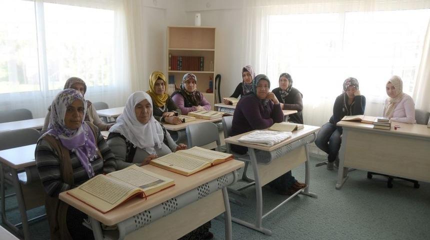 CHP'li &Ccedil;eşme Belediyesi Kur'&acirc;n Kursu A&ccedil;tı