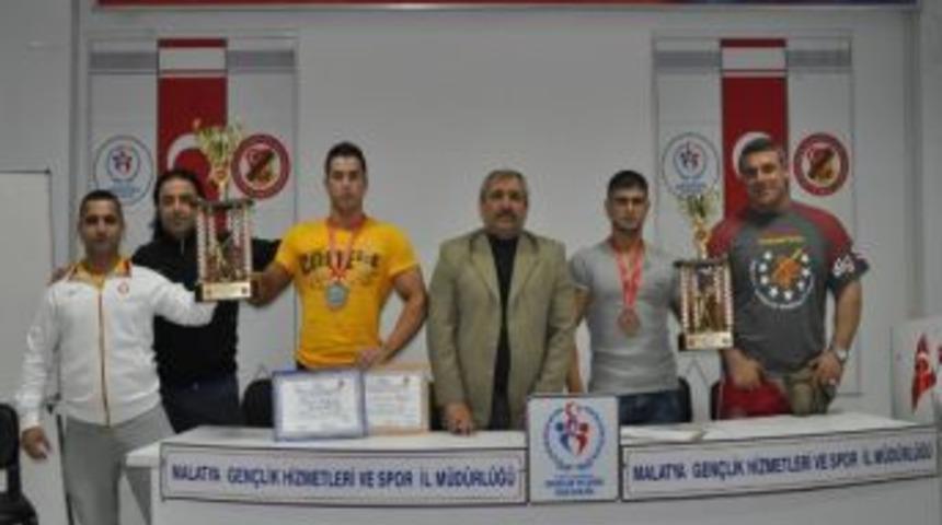 Malatyalı 2 Vucutcu Dereceyle D&ouml;nd&uuml;