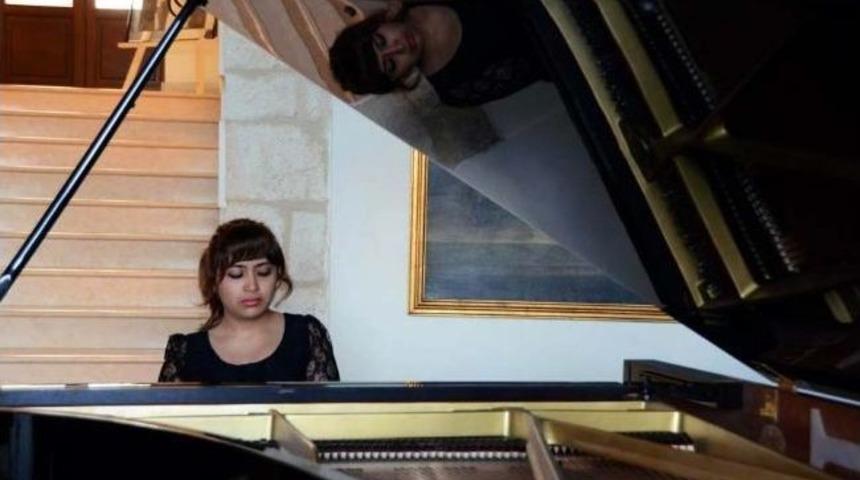 D&uuml;nya İkincisi Piyaniste Tev Sahip &Ccedil;ıktı