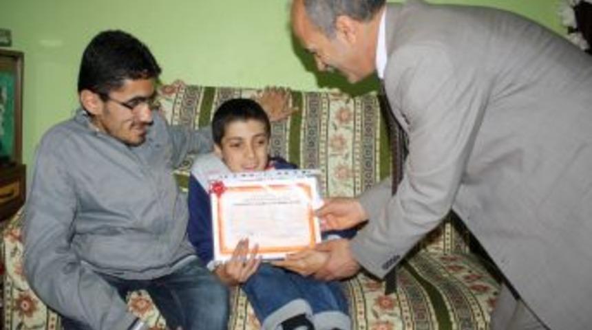 Kendisi Gibi Cam Kemik Hastası Kardeşine De Diploma Aldırdı