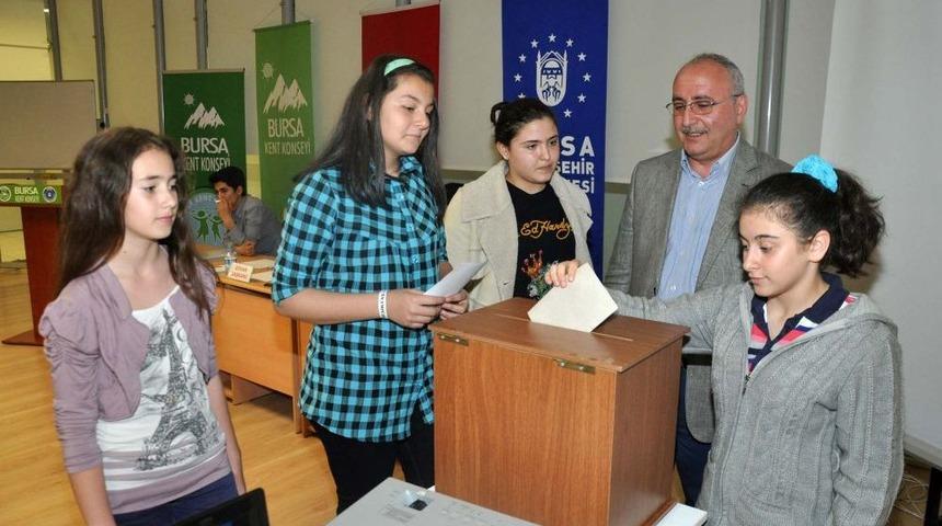 Demokrasiyi Uygulamalı &Ouml;ğrenen &Ccedil;ocuklar Başkanlarını Se&ccedil;ti