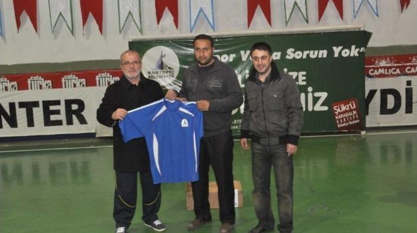 Kartepe Futbol Turnuvasında Formalar Dağıtıldı