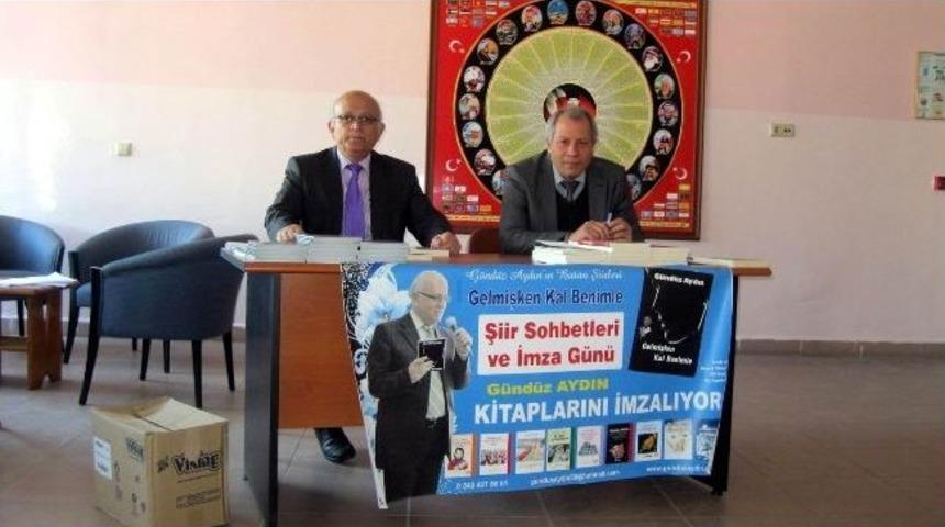 G&uuml;nd&uuml;z Aydın, Edebiyat Sohbetleri Ve İmza G&uuml;n&uuml;ne Katıldı