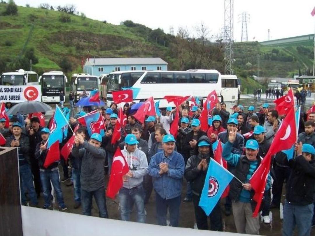 İş&ccedil;ilerden T&uuml;rk Bayraklı Eylem